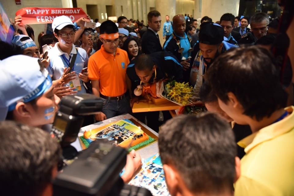 Fernando va Gael Clichy thoi nen mung sinh nhat hinh anh