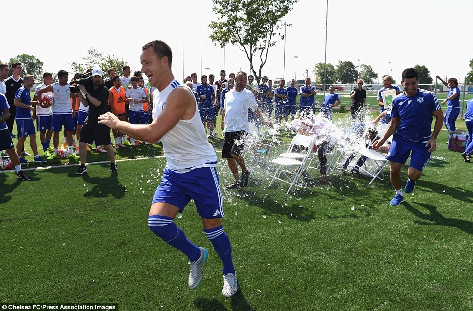 Cau thu Chelsea cuoi nghieng nga vi tro dua cua HLV Mourinho hinh anh