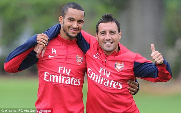 Arsenal niu chan Walcott, Cazorla bang hop dong moi hinh anh