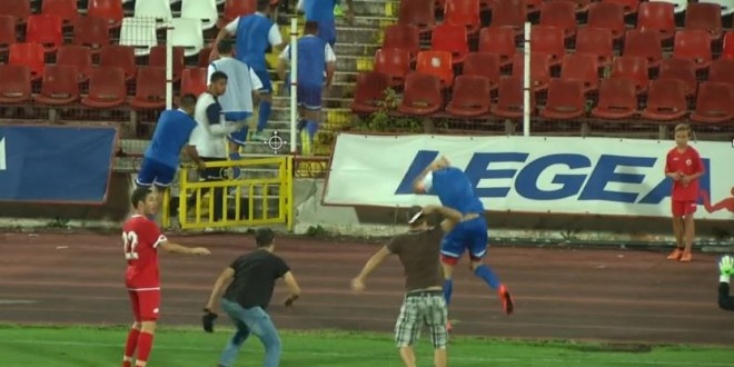 Fan CSKA Sofia tran xuong san tan cong cau thu Ashdod hinh anh