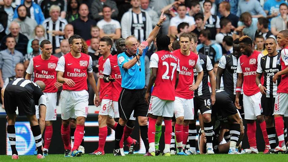 Trong kỷ nguyên Premier League, Arsenal nhận 6 thẻ đỏ ở các trận xông đất mùa giải mới, nhiều hơn bất kỳ đội bóng nào.