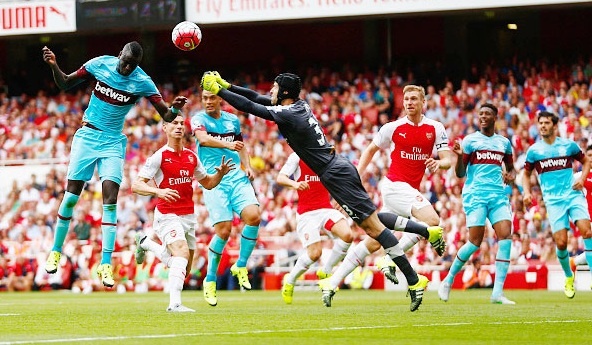 Petr Cech mac loi, Arsenal thua West Ham 0-2 hinh anh