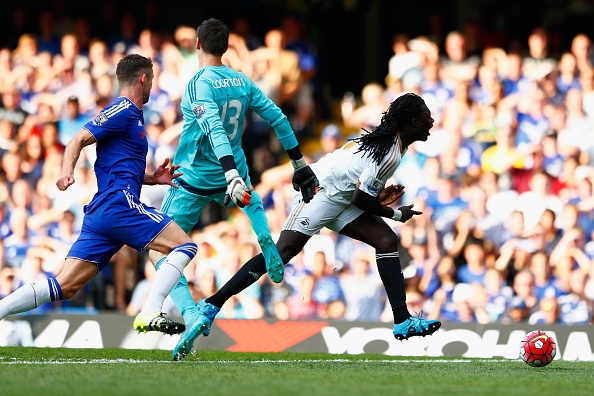 Thibaut Courtois nhan the do sau pha pham loi voi Gomis hinh anh