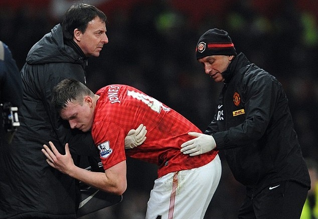 Phil Jones xa san co ba tuan do chan thuong hinh anh