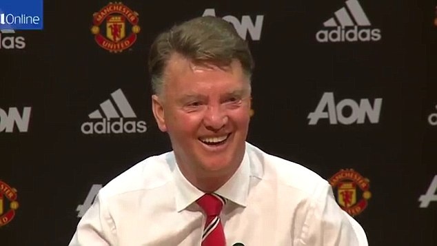 Van Gaal cao hung hat mung sinh nhat sau chien thang hinh anh