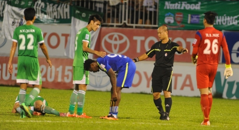 HAGL chia diem truoc Can Tho trong the thieu nguoi hinh anh