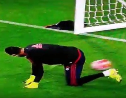 Romero bat bong lot tay trong luc khoi dong hinh anh