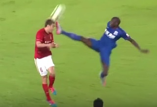 Cuu tien dao Chelsea dap vao mat cau thu doi phuong hinh anh