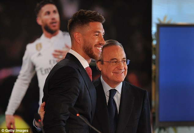 Ramos khang dinh chua tung co y roi Bernabeu de toi M.U hinh anh