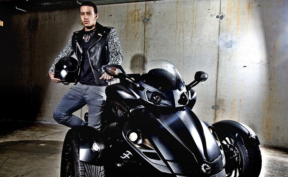 Depay bi gan voi biet danh thich the hien hinh anh