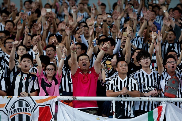 Tran dau cua Juventus bi bo do vi fan vao san xin chu ky hinh anh