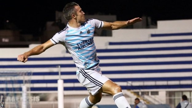 Van Persie ghi ban sau pha cham bong dau tien hinh anh