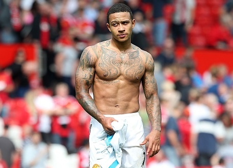 Depay khoe co bap va hinh xam sau tran hoa Newcastle hinh anh