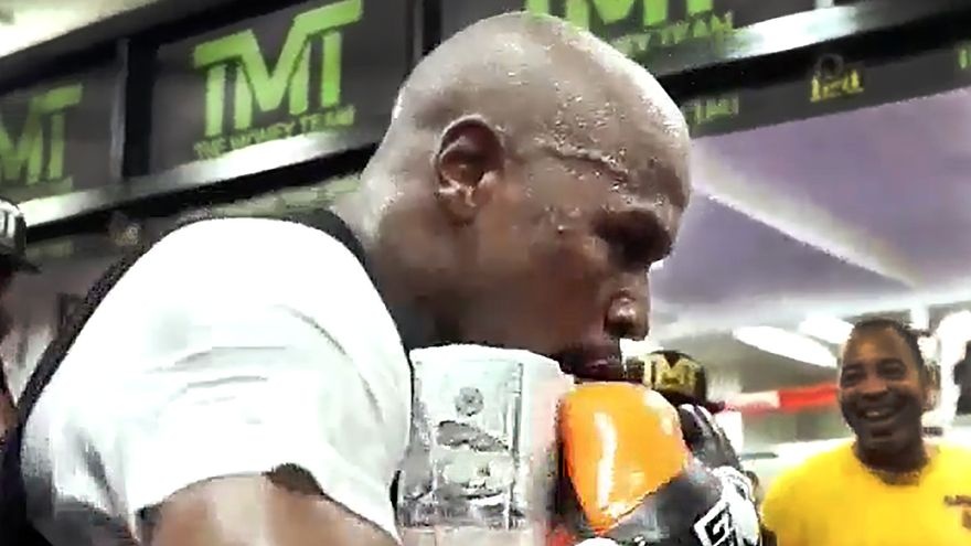 Mayweather om tien tay phai, dam boc tay trai hinh anh