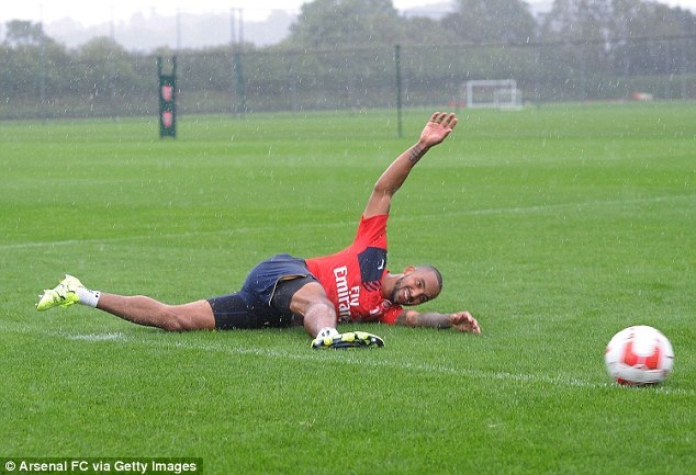 Cac hoc tro HLV Wenger thu suc voi kieu da penalty moi hinh anh