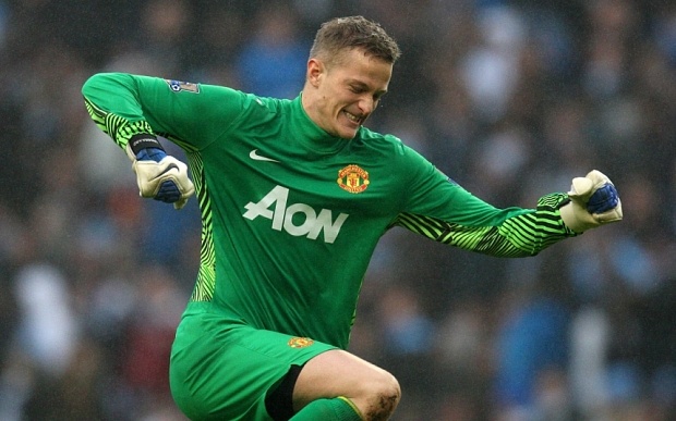 Chuyen nhuong 31/8: M.U chia tay thu mon Lindegaard hinh anh
