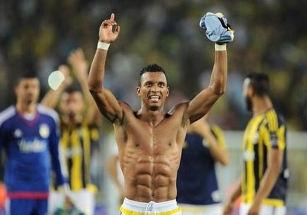 Nani lap cu dup giup Fenerbahce danh bai doi bong cua Eto'o hinh anh