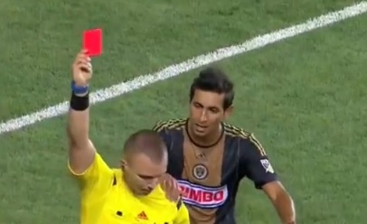 Cau thu nhan the do vi nho nuoc bot vao Lee Nguyen hinh anh