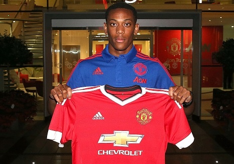 Tan binh 36 trieu bang ra mat M.U, mac ao so 9 hinh anh