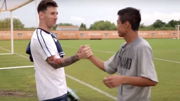 Messi vui ve om nguoi ham mo trong buoi tap tai My hinh anh