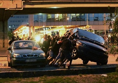 Fan gay nao loan truoc tran dau tai vong loai EURO 2016 hinh anh