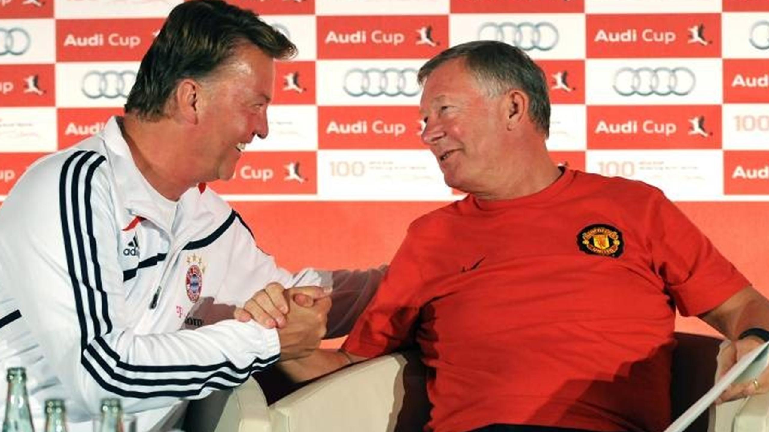 Sir Alex nhac kheo Van Gaal ve thiet quan luat o M.U hinh anh
