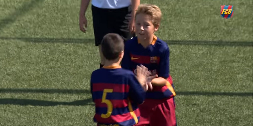 Cau thu nhi cua hoc vien La Masia xu ly va ghi ban an tuong hinh anh