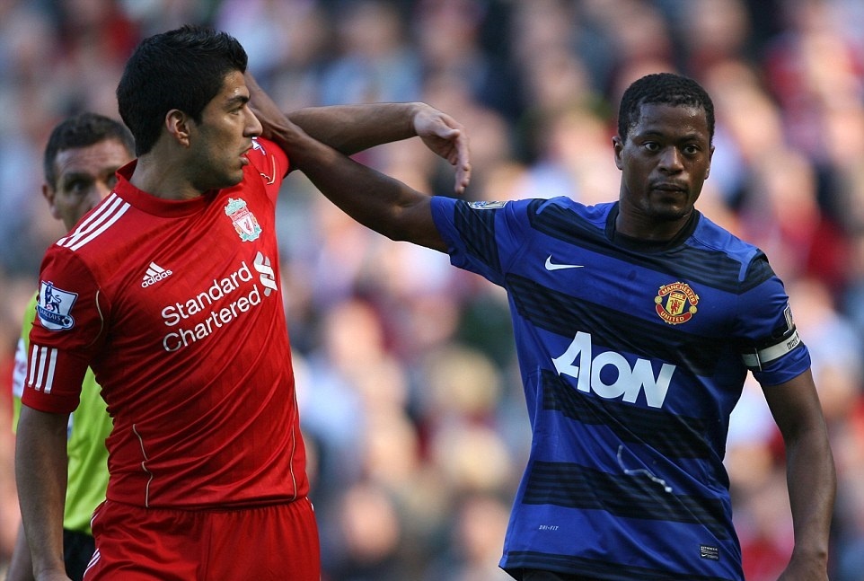 10 su kien nong o dai chien M.U - Liverpool trong qua khu hinh anh