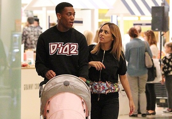 Martial dua vo con di mua sam sau tran thang Liverpool hinh anh