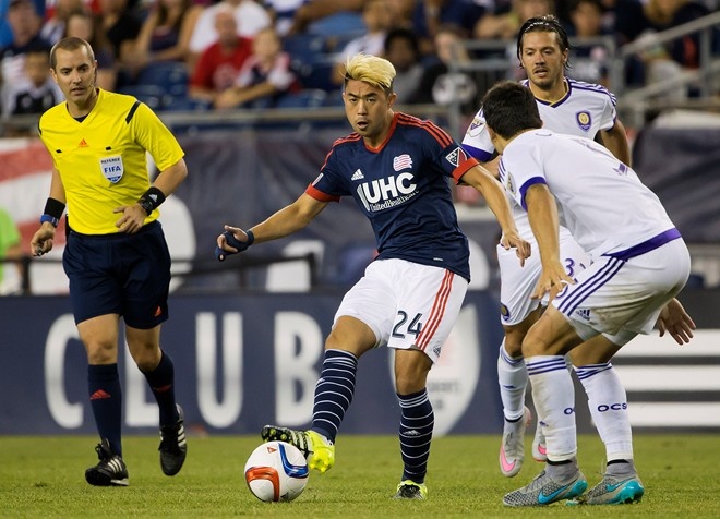 Lee Nguyen lai toa sang trong tran thang 3-1 hinh anh