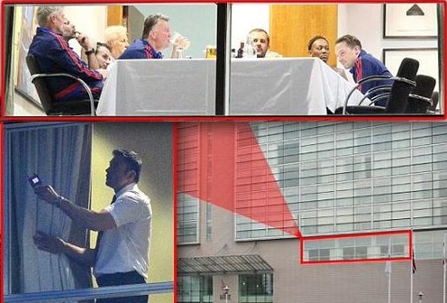 Nhan vien an ninh MU kiem tra thiet bi nghe len o khach san hinh anh