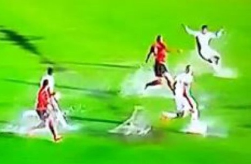 Tran thuy chien tren mat san day nuoc o Brazil hinh anh