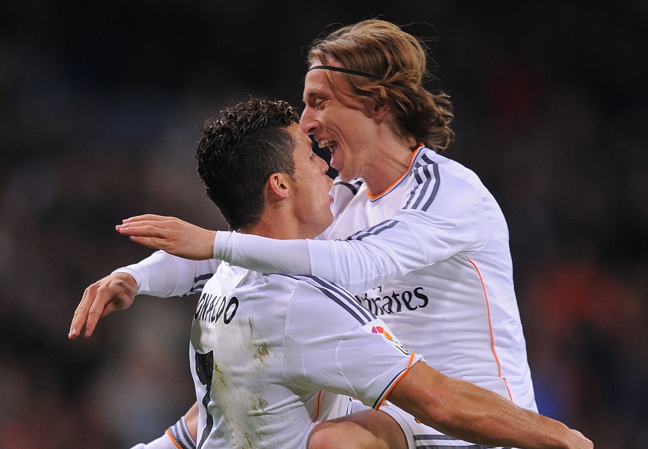 Dong doi dua nhau doi om Ronaldo trong buoi tap hinh anh