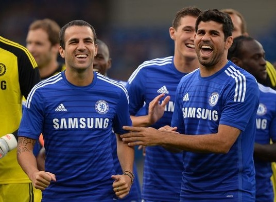 HLV Mourinho cam cau thu Chelsea cuoi dua hinh anh