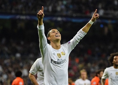 Ronaldo lap hat-trick, bo xa thanh tich cua Messi tai Cup C1 hinh anh