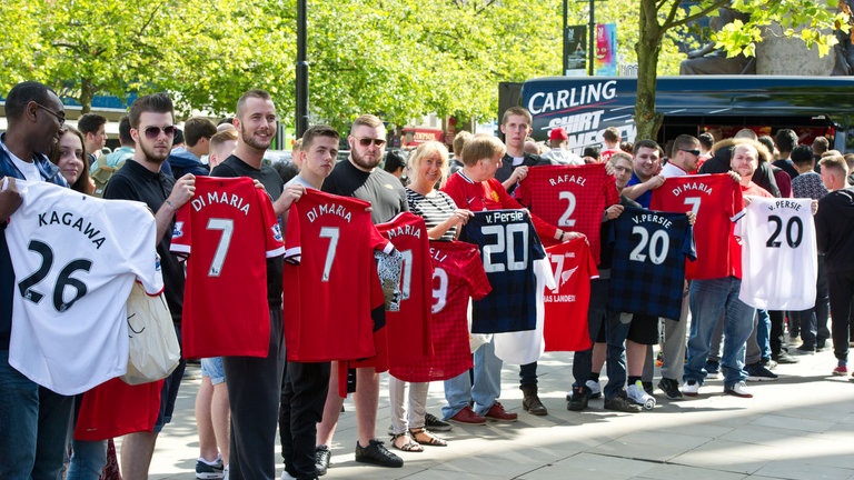 Fan MU xep hang doi ao dau cua Di Maria hinh anh