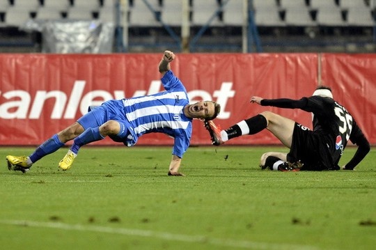 Seroni dap gay co chan Nicusor Bancu hinh anh