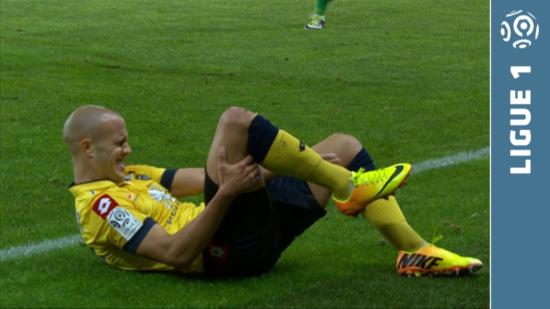 Kurt Zouma vao bong khien doi thu gay chan hinh anh