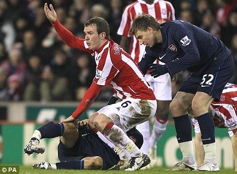 Nhung an phat danh cho cu vao bong lam gay chan hinh anh