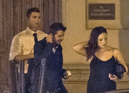 Ronaldo an toi cung nguoi dep truoc tran gap Granada hinh anh