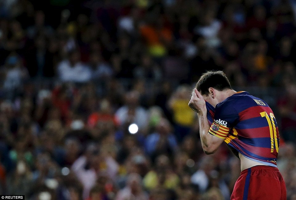 Messi da sut penalty vot xa trong tran gap Levante hinh anh