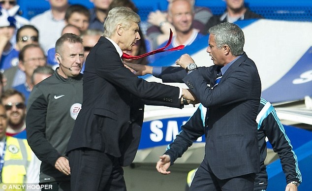 Mourinho: ‘Wenger thoai mai than khoc nhung khong bi phat’ hinh anh