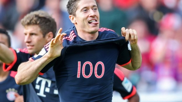 Lewandowski lap them hai ky luc tai Bundesliga hinh anh