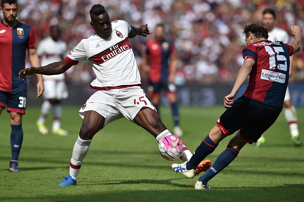 Balotelli da chinh, Milan van thuc thu truoc Genoa 0-1 hinh anh
