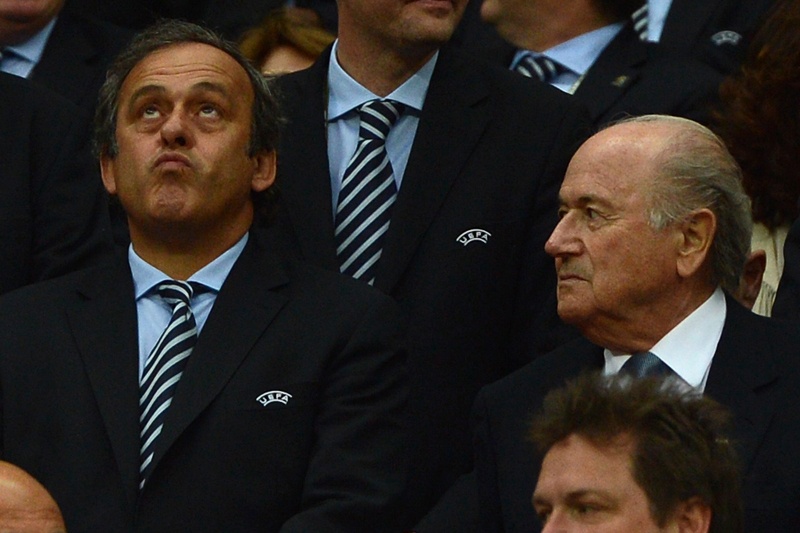Uy ban dao duc FIFA dieu tra Blatter va Platini hinh anh