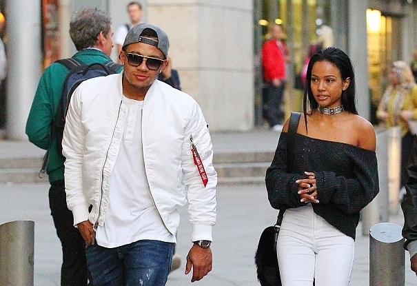 Depay di mua sam cung nguoi mau goc Viet hinh anh