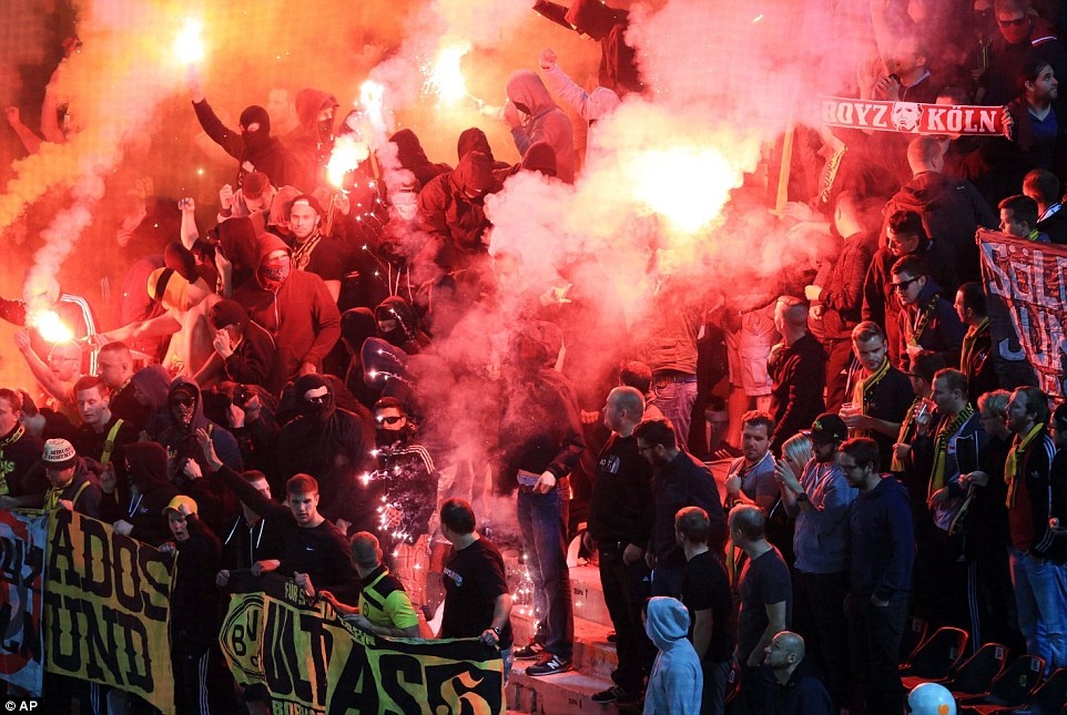 Fan Dortmund noi loan trong tran hoa tai Europa League hinh anh