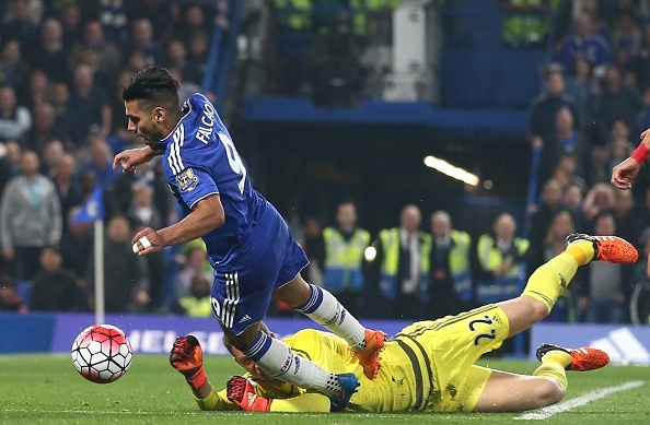 Mourinho va Falcao nga ngua truoc quyet dinh cua trong tai hinh anh