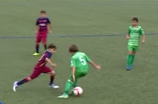 Pha xu ly va ghi ban dep mat cua cau thu nhi La Masia hinh anh