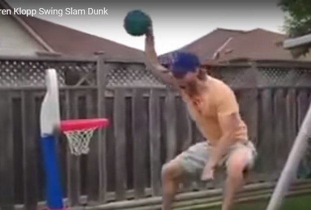 Khoanh khac vui dua cua HLV Juergen Klopp voi con hinh anh